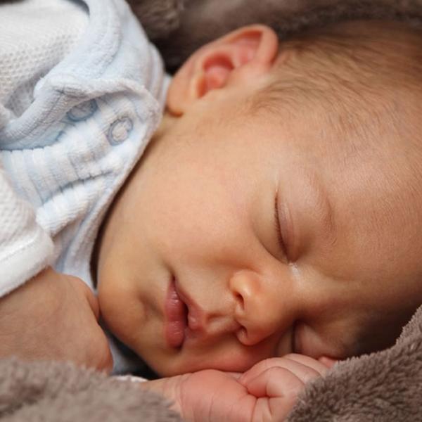 El sueño del recién nacido, ¿Qué hacer durante el primer mes?